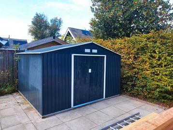 Metalen Tuinberging - Zo Goed Als Nieuw! beschikbaar voor biedingen
