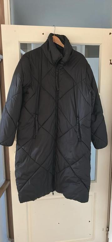 Mooie zwarte winterjas met twee schuine ritszakken. beschikbaar voor biedingen