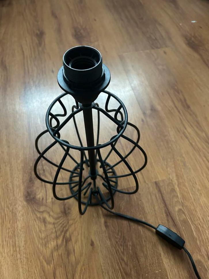 Zwarte Staaldraad Lampvoet - Stijlvol Design, Huis en Inrichting, Lampen | Tafellampen, Zo goed als nieuw, Metaal, Ophalen of Verzenden
