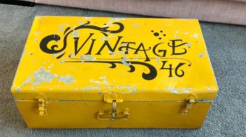 Vintage metalen opberg kist / bak  beschikbaar voor biedingen