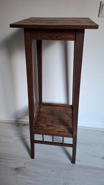 Hoge houten plantentafel beschikbaar voor biedingen