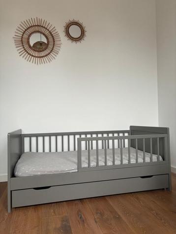 Grijs peuterbed 140x70 met lade – Petite Amélie beschikbaar voor biedingen
