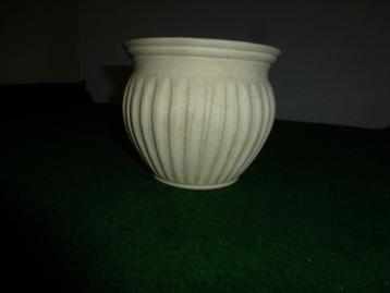 1 mooie ronde creme bloempot 13 cm hoog 16 cm doorsnede beschikbaar voor biedingen