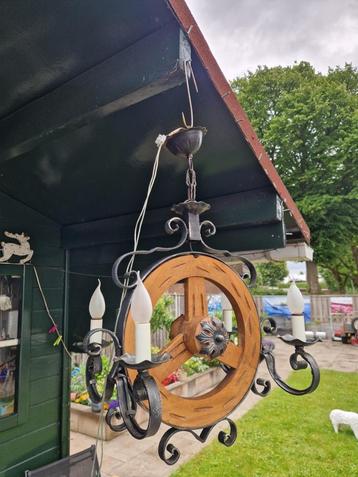 Brocante houten wagenwiel lamp met metalen frame en ketting. beschikbaar voor biedingen