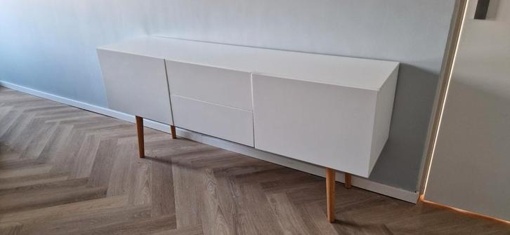 Modern Dressoir/Tv-meubel Wit van Zuiver, Huis en Inrichting, Kasten | Dressoirs, Zo goed als nieuw, 150 tot 200 cm, 25 tot 50 cm