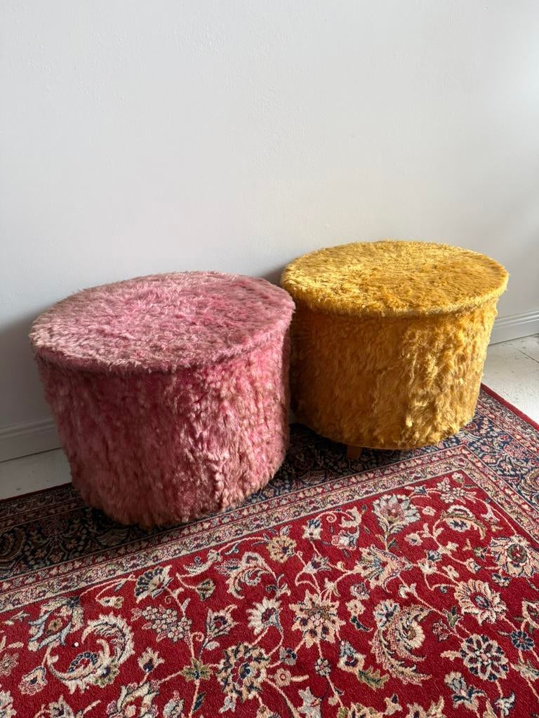 2x fluffy retro poef roze en geel, Ophalen of Verzenden, Zo goed als nieuw, Rond, Minder dan 50 cm