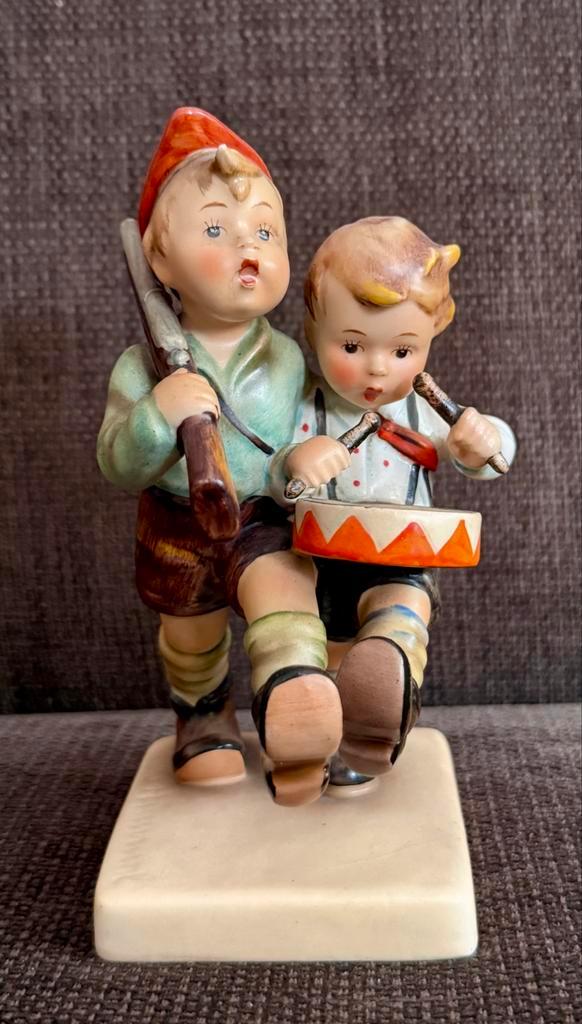 Origineel Hummel beeldje Volunteers 50/0 – TMK-2 bijtje in V, Verzamelen, Beelden en Beeldjes, Zo goed als nieuw, Hummel, Ophalen