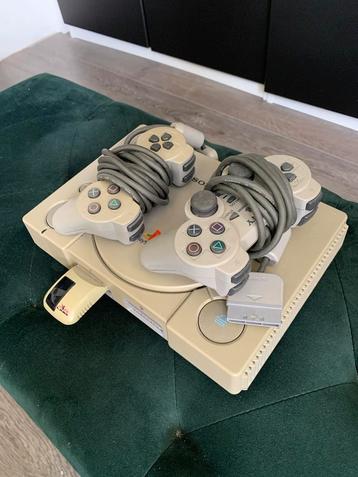 Playstation 1 met 2 controllers + kabels beschikbaar voor biedingen