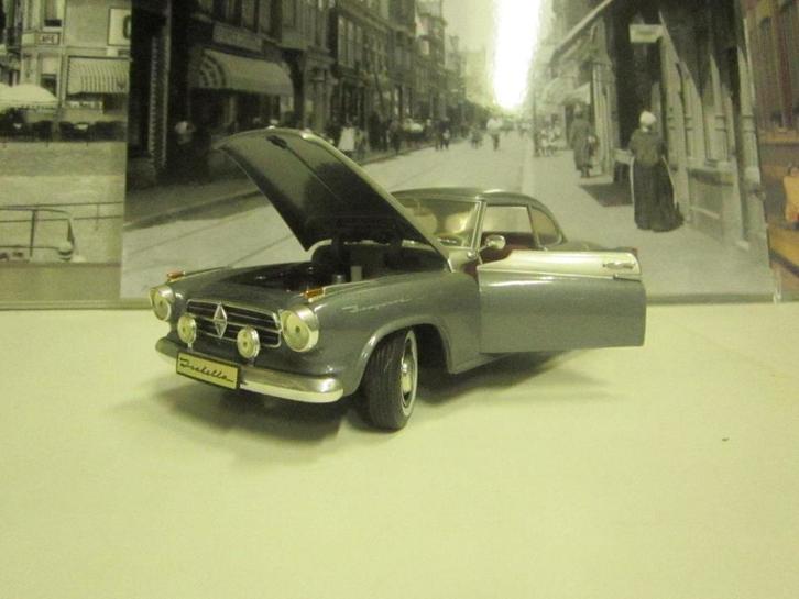 BORGWARD ISABELLA van merk REVELL, Hobby en Vrije tijd, Modelauto's | 1:18, Auto, Revell, Ophalen