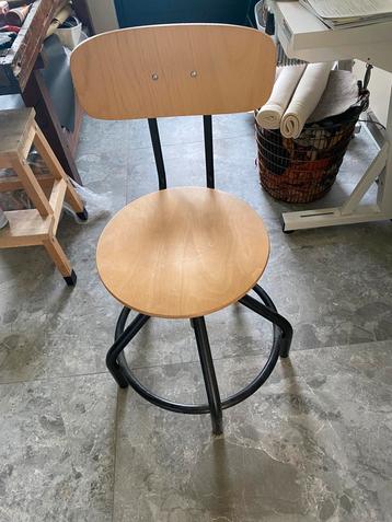 Vintage atelier stoel beschikbaar voor biedingen