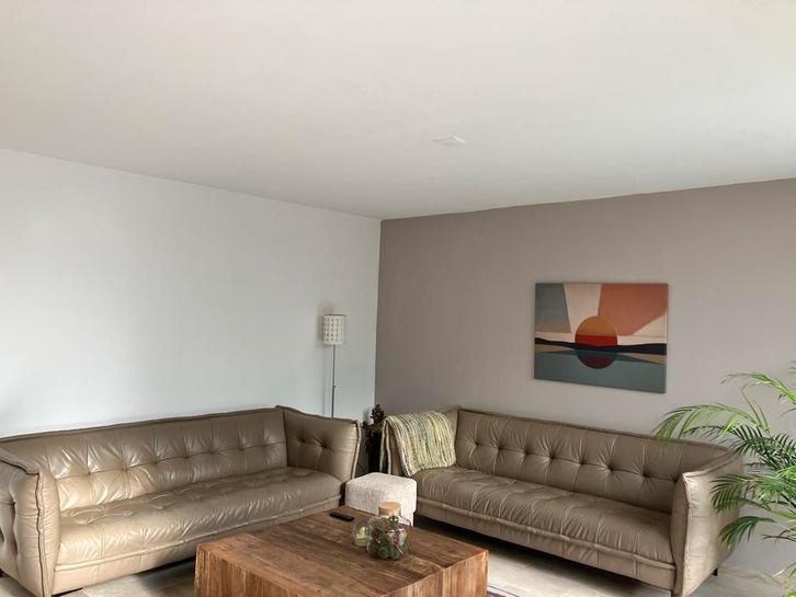 Twee leren banken Lennox. Chesterfieldlook. Zeer goede staat, Huis en Inrichting, Banken | Complete zithoeken, Zo goed als nieuw