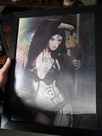 3D ingelijste kunstof poster vrouw met tattoo, Minder dan 50 cm, Gebruikt, Ophalen of Verzenden, Foto of Poster