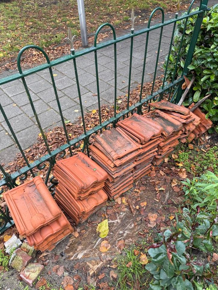 Monier Kruispannen - Gebruikt, Doe-het-zelf en Verbouw, Dakpannen en Dakbedekking, Gebruikt, Dakpannen, Steen of Klei, Rood, Minder dan 5 m²