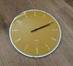 Ronde klok 40 cm okergeel, merk Karlsson, Ophalen, Zo goed als nieuw, Analoog, Wandklok
