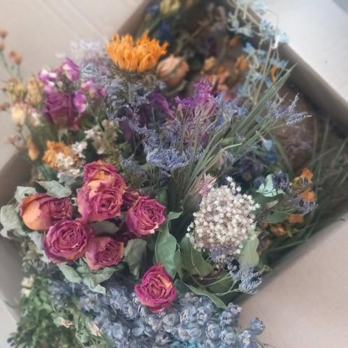 Doos vol gedroogde bloemen. Beschikbaar t/m 31 aug, Huis en Inrichting, Woonaccessoires | Droogbloemen, Nieuw, Ophalen