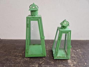 2 groene metalen lantaarns kandelaar  beschikbaar voor biedingen