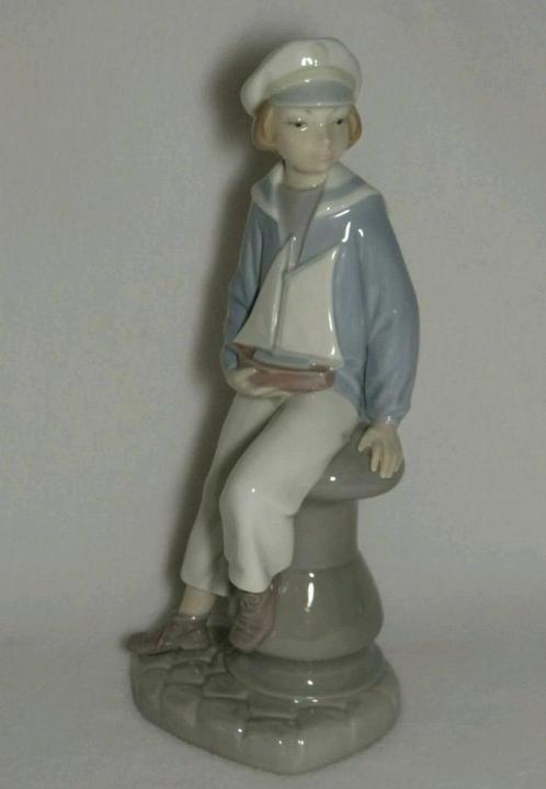 LLADRO beeldje , de boy with sailboat, Antiek en Kunst, Antiek | Porselein, Ophalen of Verzenden