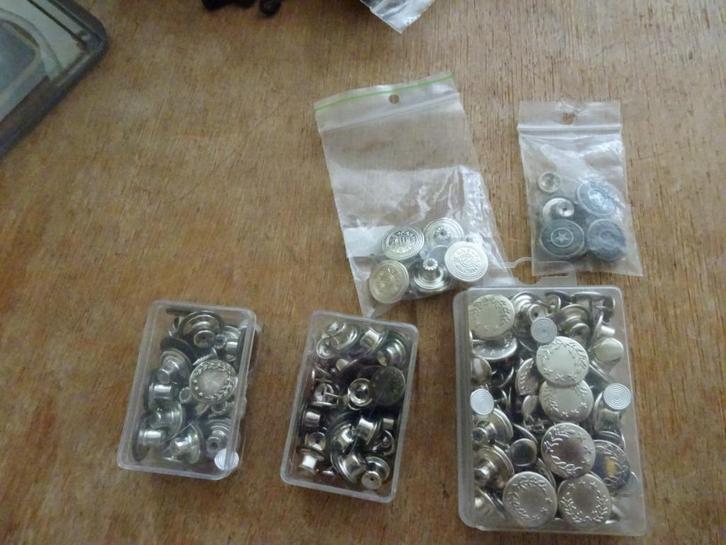 Grote hoeveelheid knopen voor op jeans jasjes en spijker bro, Hobby en Vrije tijd, Naaien en Fournituren, Nieuw, Overige typen