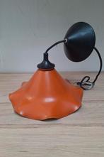 Oranje vintage metalen hanglamp., Huis en Inrichting, Lampen | Hanglampen, Ophalen of Verzenden, Zo goed als nieuw, Minder dan 50 cm