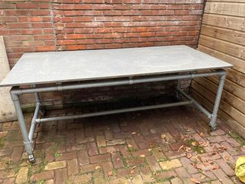 Natuursteen tafelblad met steigerbuizen onderstel ong 90x200 beschikbaar voor biedingen