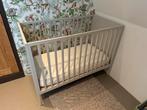 Ledikant Kidsmill Amy Grijs+ matras Babyflow modulair 60x120, Ophalen, Zo goed als nieuw, Ledikant