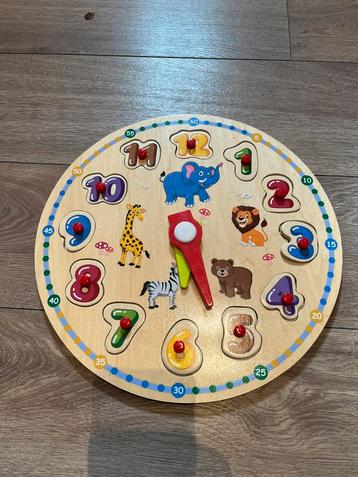 Houten puzzel klok met dieren beschikbaar voor biedingen