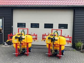 Jar-Met veldspuit. Bestrijdings spuit. Minitrekker tractor beschikbaar voor biedingen
