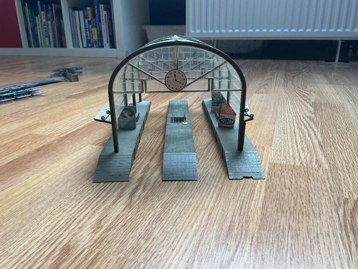 Stationshal van Heljan H0, nr. 1758, Hobby en Vrije tijd, Modeltreinen | H0, Gebruikt, Brug, Tunnel of Gebouw, Gelijkstroom of Wisselstroom