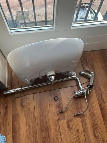 Wastafel met kraan beschikbaar voor biedingen