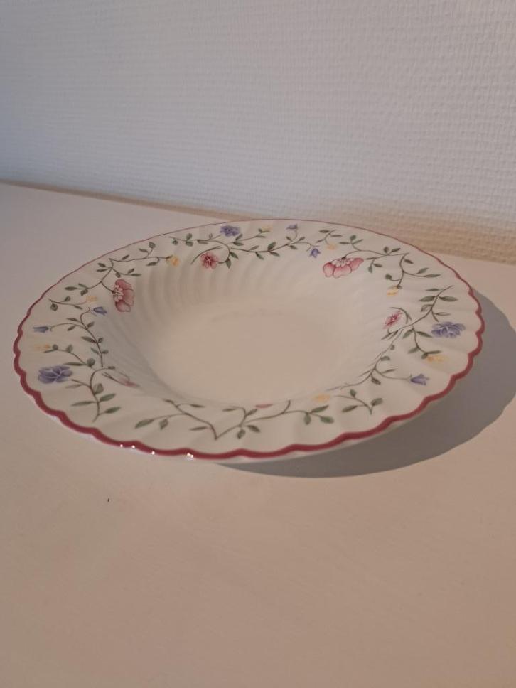 Diep bord Johnson Brothers uit de serie Summer Chintz, Huis en Inrichting, Keuken | Servies, Zo goed als nieuw, Bord(en), Overige stijlen