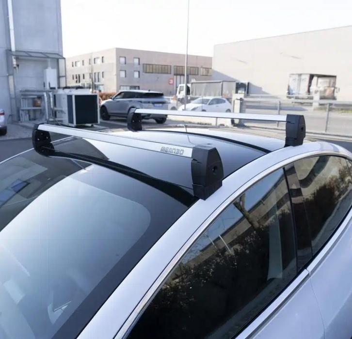 Menabo dakdragerset Tesla model 3 + 2x fiets dakdrager, Auto diversen, Dakdragers, Zo goed als nieuw, Ophalen