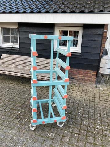 Rea stellingen op wielen beschikbaar voor biedingen