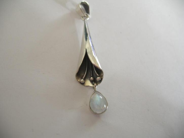 Een mooie Zilveren Hanger met Regenboog Maansteen Hangertje, Sieraden, Tassen en Uiterlijk, Antieke sieraden, Hanger, Zilver, Met edelsteen