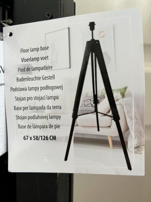 2 stuks nieuwe zwart houten vloerlamp statief ook per stuk, Huis en Inrichting, Lampen | Vloerlampen, Nieuw, Ophalen