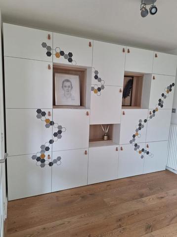 Grote wandkast, compleet met planken.  beschikbaar voor biedingen