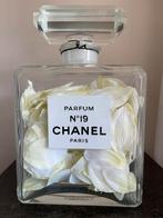 CHANEL Nr 19  Factice met zijde bloemblaadjes. Zeldzaam, Verzamelen, Ophalen of Verzenden, Zo goed als nieuw, Parfumfles