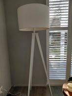 Witte Driepoot Staande Lamp, Huis en Inrichting, Lampen | Vloerlampen, Ophalen, Gebruikt, 100 tot 150 cm, Metaal