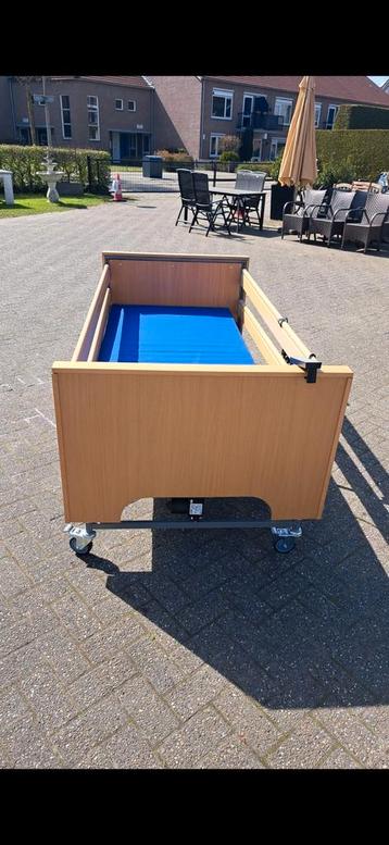 Zieken bed met electrische bodem en waterdichte matras beschikbaar voor biedingen