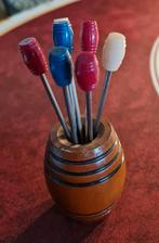Vintage tonnetje met bijbehorende cocktailprikkers, Ophalen of Verzenden