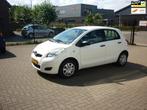 Toyota Yaris 1.0 VVTi Acces 5deurs airco . mooie auto apk 07, Auto's, Voorwielaandrijving, Euro 5, Gebruikt, 750 kg