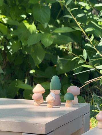 Kinder Bijzettafeltjes met 3D paddenstoelen beschikbaar voor biedingen