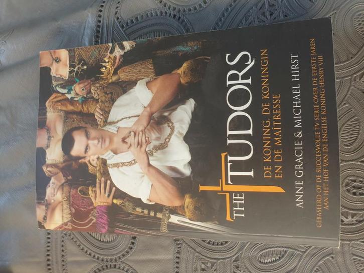 M. Hirst - de koning de koningin en de maitresse, Boeken, Romans, Gelezen, Nederland, Ophalen of Verzenden