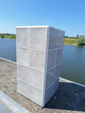Zuil Liz beschikbaar voor biedingen