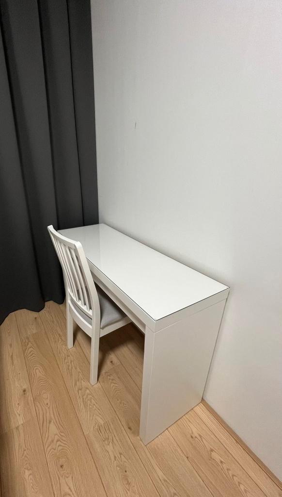 IKEA malm toilettafel met glasplaat + stoel, Huis en Inrichting, Tafels | Kaptafels, Zo goed als nieuw, Minder dan 100 cm, 100 tot 150 cm