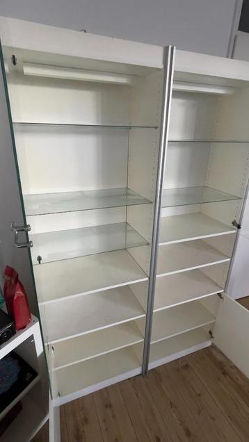 Complete set: Twee hoge witte kasten en ladekast beschikbaar voor biedingen