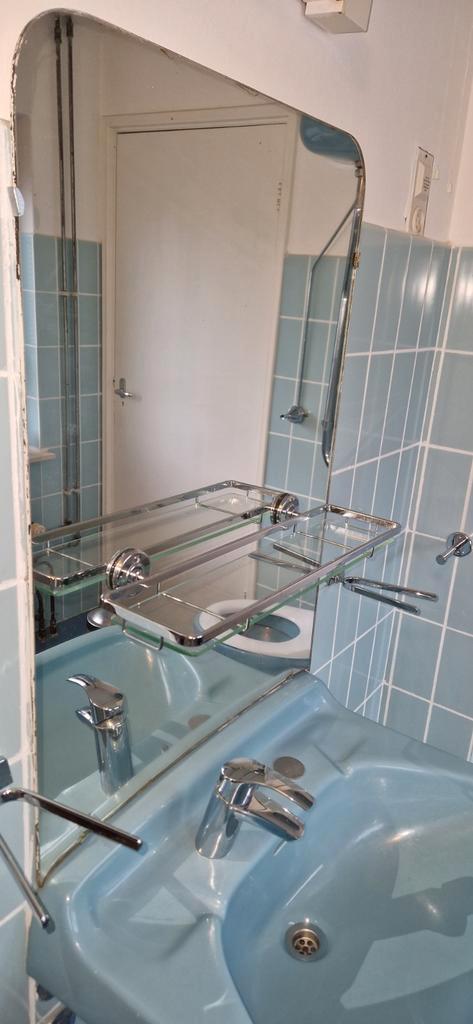 Vintage blauwe Wastafel jaren '50 met Spiegel en Planchet, Huis en Inrichting, Badkamer | Badkamermeubels, Gebruikt, Wasbak of Wastafel