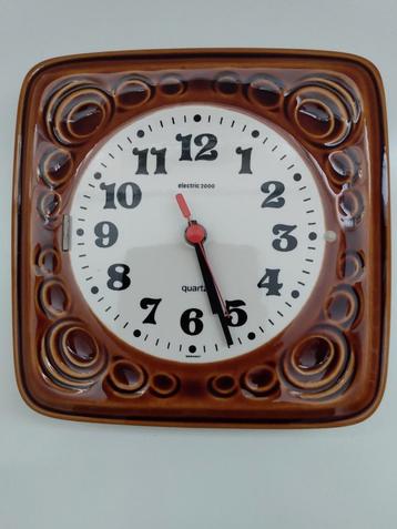 Grappige vintage retro wandklok bruin keramiek  beschikbaar voor biedingen