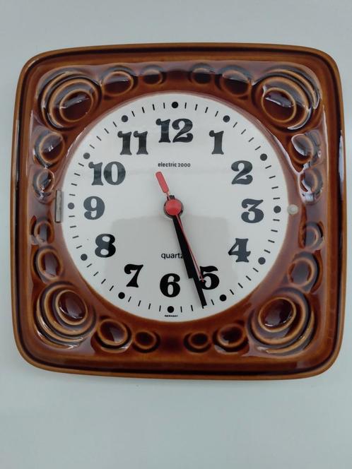 Grappige vintage retro wandklok bruin keramiek, Huis en Inrichting, Woonaccessoires | Klokken, Zo goed als nieuw, Ophalen of Verzenden