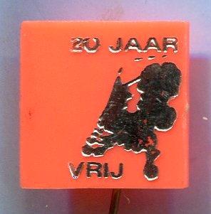 20 Jaar Nederland VRIJ plastic misdruk speldje ( L_051 ), Verzamelen, Speldjes, Pins en Buttons, Zo goed als nieuw, Speldje of Pin