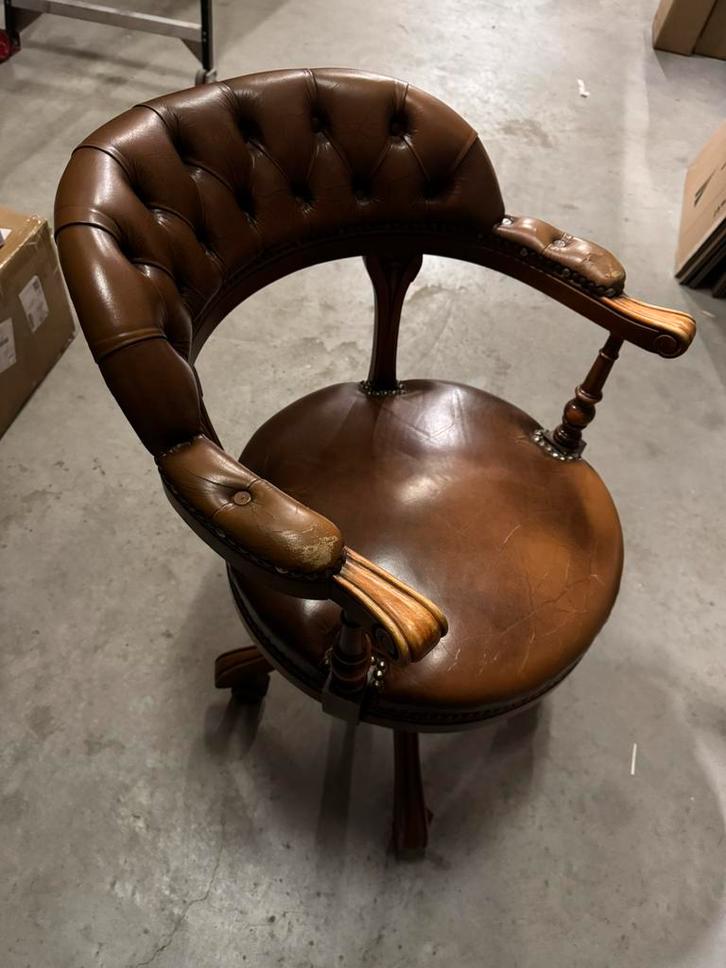 Klassieke Chesterfield Cognac Bureaustoel, Antiek en Kunst, Antiek | Meubels | Stoelen en Banken, Ophalen